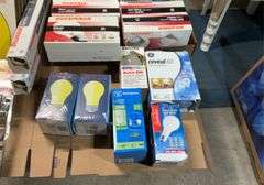 2 flats of misc lightbulbs