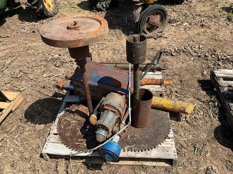 Pallet of hydraulic cylinders, pulleys & large buzz saws