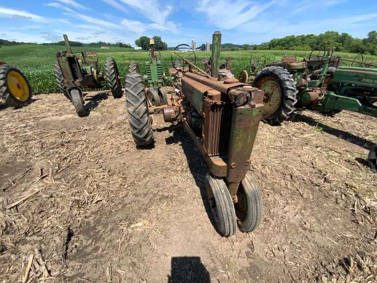 1940 John Deere B tractor, NF; 11-38 tires/rims; non runner - stuck 

SN#09