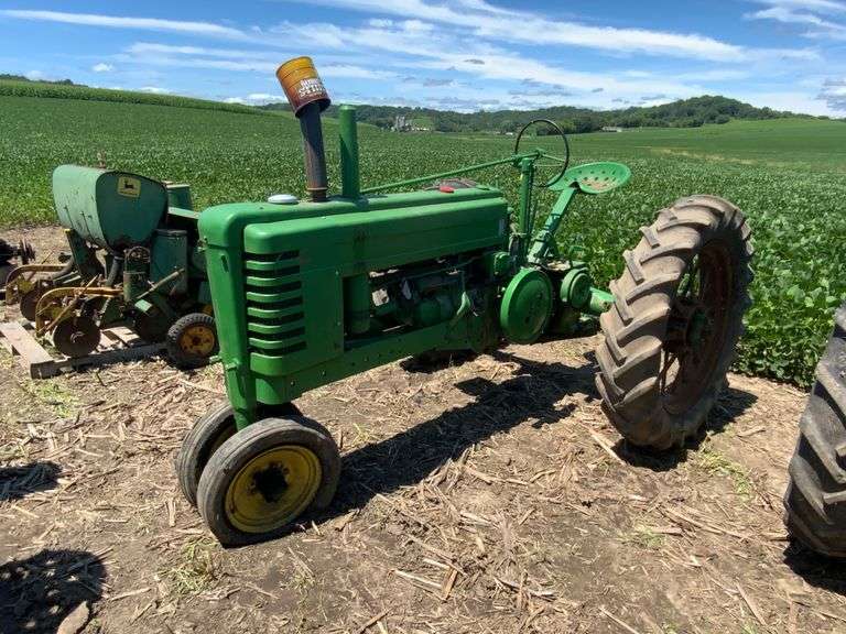 1939 John Deere B Tractor, Rear Flat Spokes (not cut), NF, Runs

SN#79473