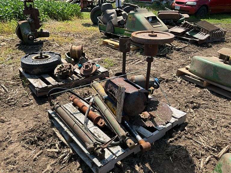 Pallet of hydraulic cylinders, pulleys & large buzz saws