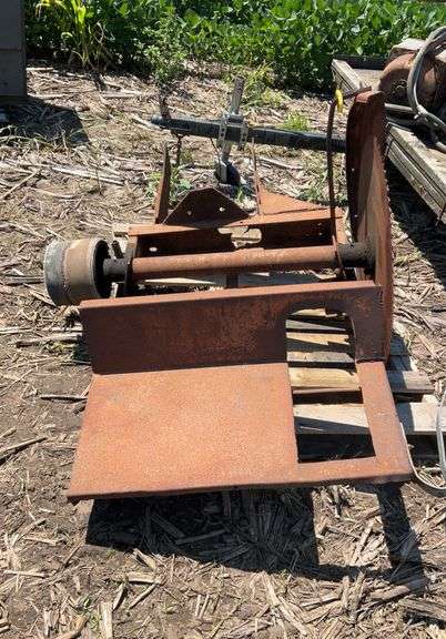Large pulley driven buzz saw, 30" blade w/mounts & table