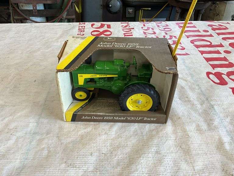 Ertl JD 1/16 1958 model 630LP tractor