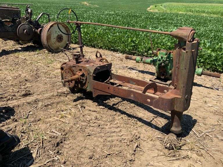 John Deere G Tractor, Parts Tractor, NF; no serial number; frame & transmis