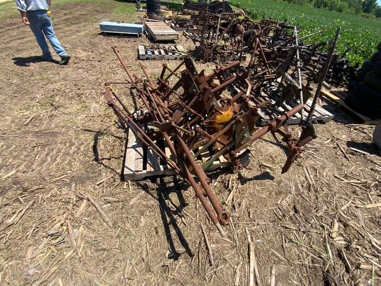 JD mounted cultivator off JD 520, 2 row w/brackets