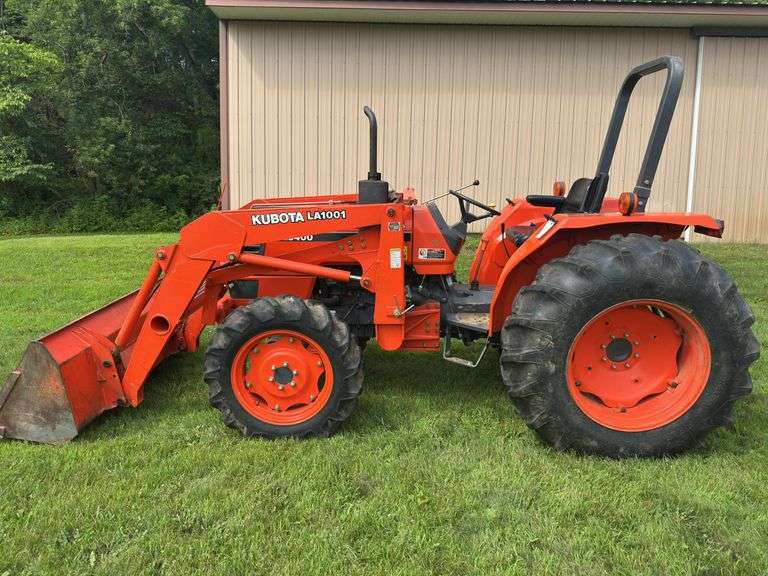 Kubota M5400 FWD Tractor with Kubota LA1001 Hydraulic Loader, Joystick, 158