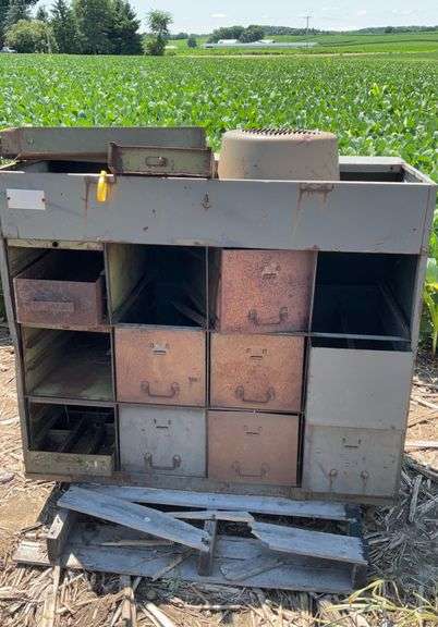 Metal storage cabinet w/drawers