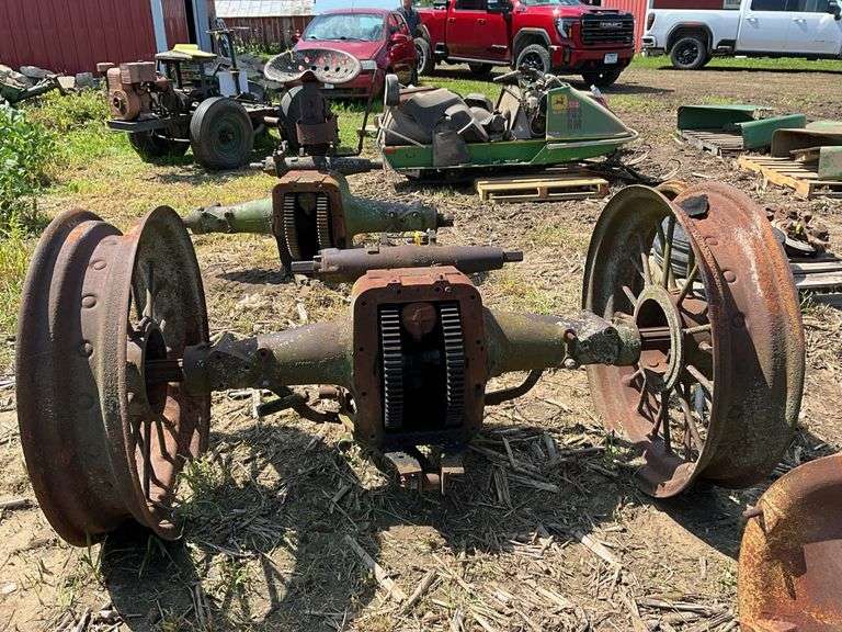John Deere A rear end housing & axles w/round spoke metal rims; axles fit J