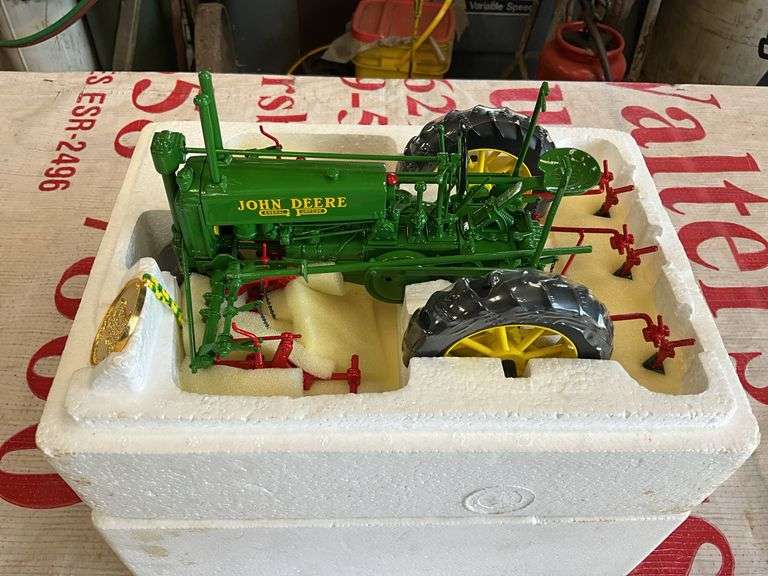 Ertl 1/16 precision classics Model A tractor w/ 290 series cultivator