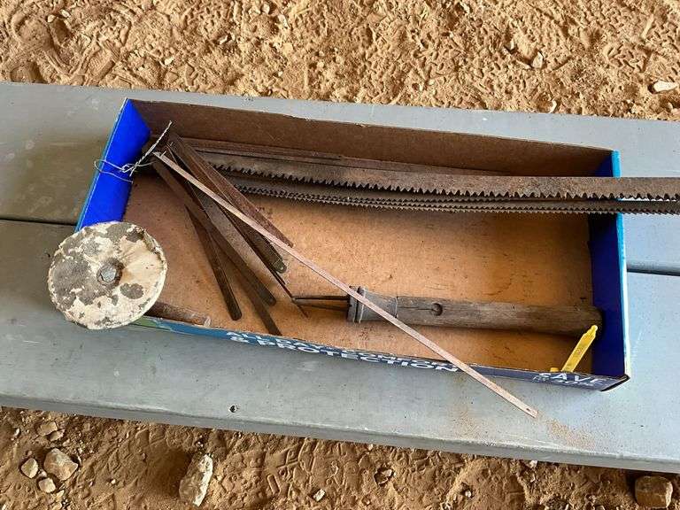 Flat of saw handles and saw blades