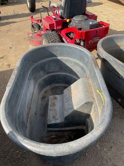 Freeland water tank w/waterer, has crack in bottom