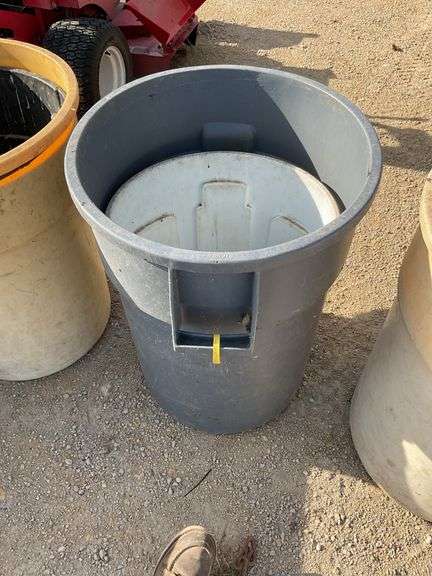 (2) garbage cans, one large/one small