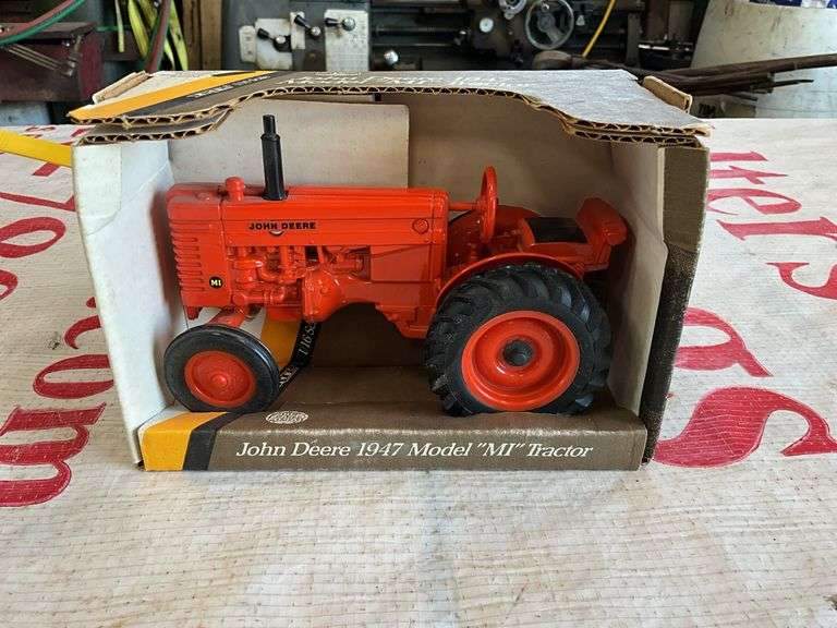 Ertl 1/16 JD 1947 Model MI tractor