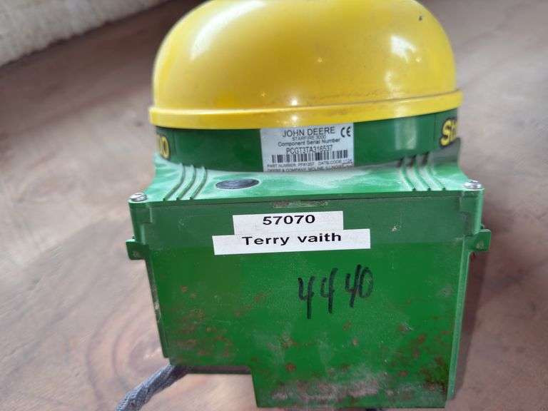 John Deere StarFire 3000 Receiver Globe, SF1, Old Style Mounts, Sells with 