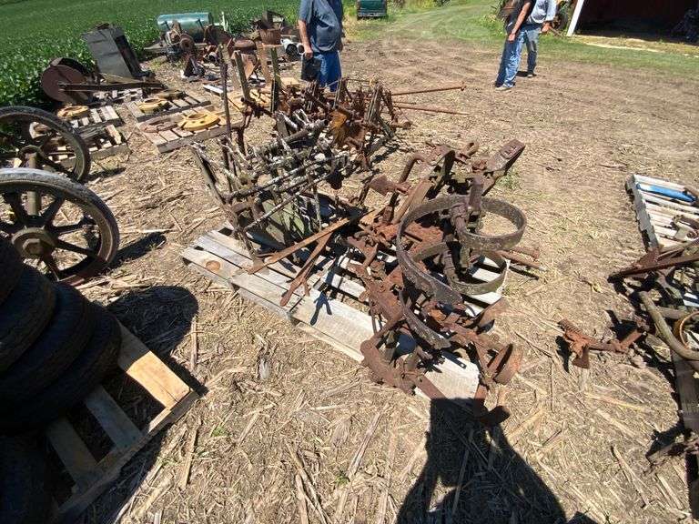 JD H cultivator mounted 2 row cultivator