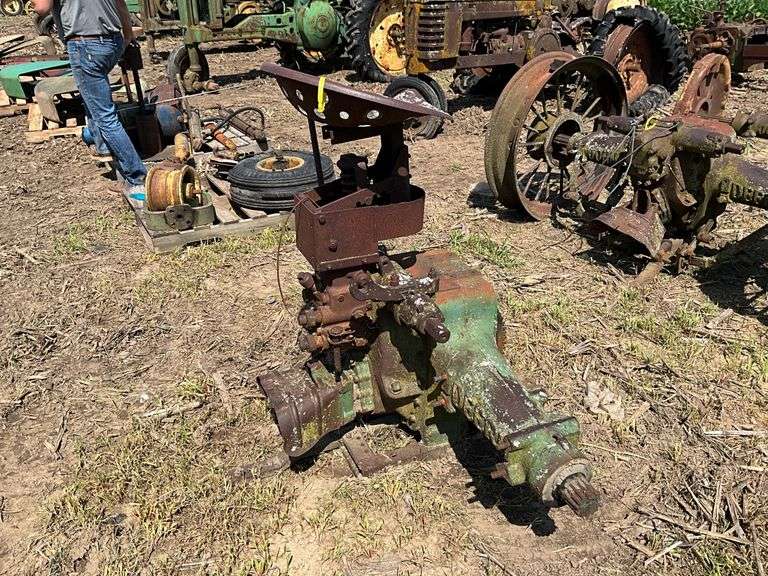 John Deere A rear housing w/cut off axles