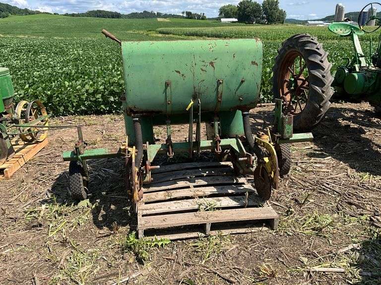 John Deere 2 row model #71 corn planter w/fertilizer