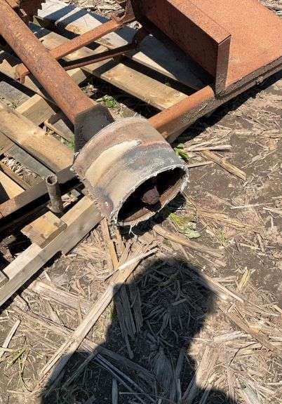 Large pulley driven buzz saw, 30" blade w/mounts & table