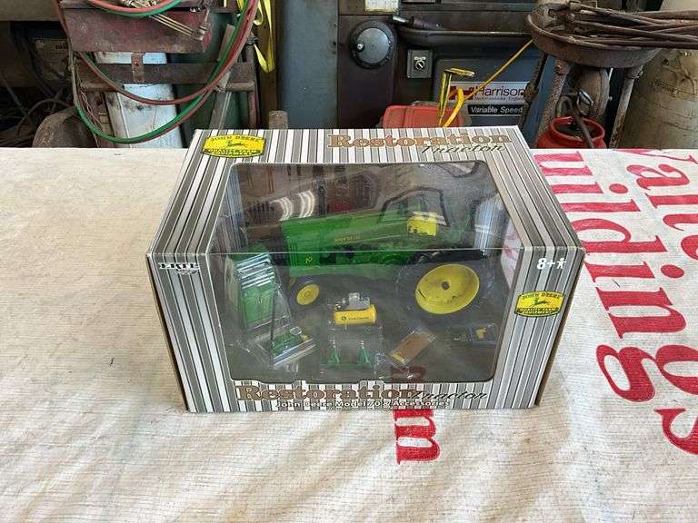 Ertl 1/16 JD Model 70 Restoration tractor