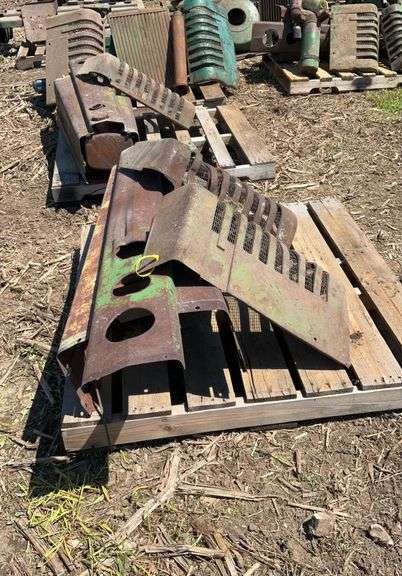 John Deere parts off A : hood, 2 side shields