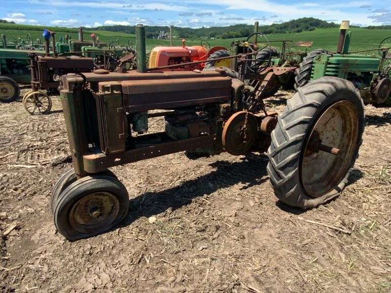 1940 John Deere B tractor, NF; 11-38 tires/rims; non runner - stuck 

SN#09