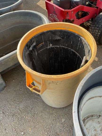 (2) garbage cans, one large/one small