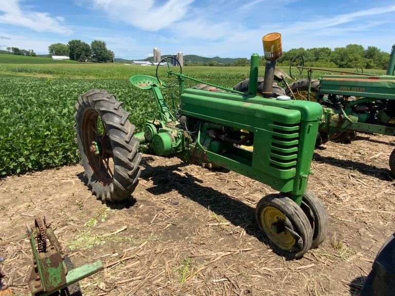 1939 John Deere B Tractor, Rear Flat Spokes (not cut), NF, Runs

SN#79473