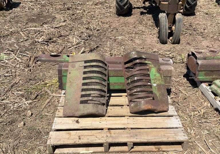 John Deere parts off A : hood, 2 side shields
