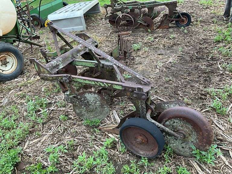 John Deere Yakima 200 3pt 3 bottom plow w/coulters w/3pt hitch attachment