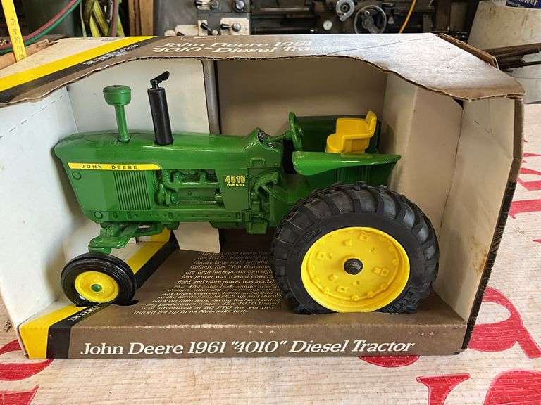 Ertl 1/16 JD 1961 4010 Disel Tractor