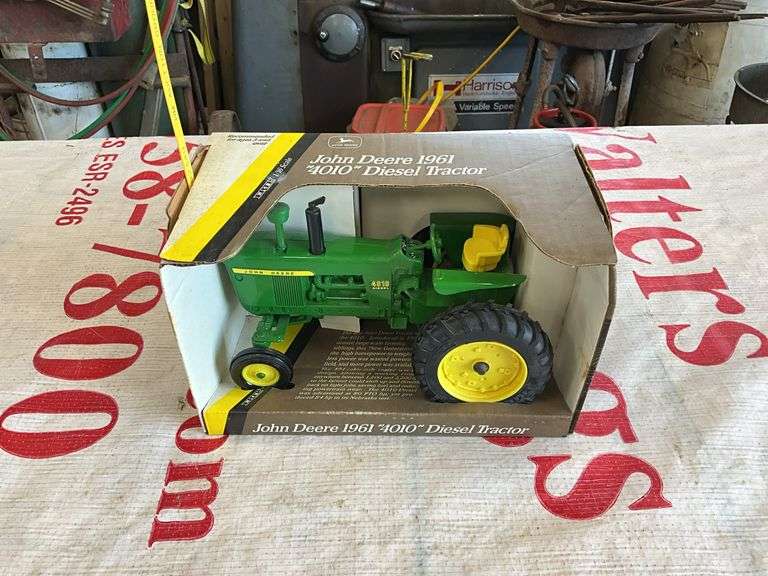 Ertl 1/16 JD 1961 4010 Disel Tractor