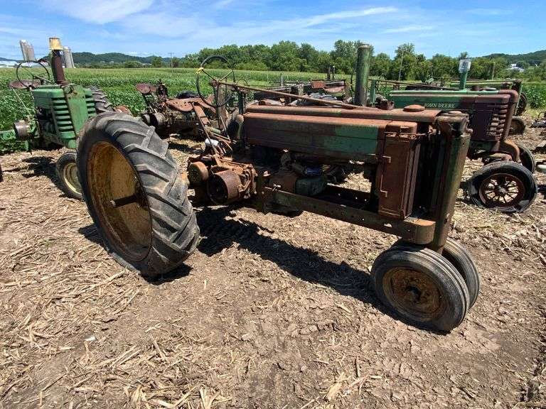 1940 John Deere B tractor, NF; 11-38 tires/rims; non runner - stuck 

SN#09