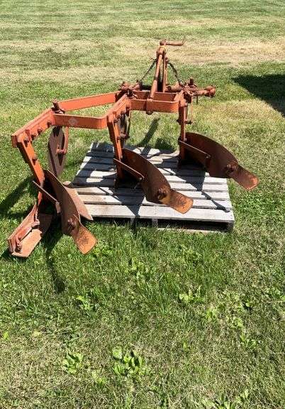 Allis Chalmers 3 Bottom Plow w/Colters