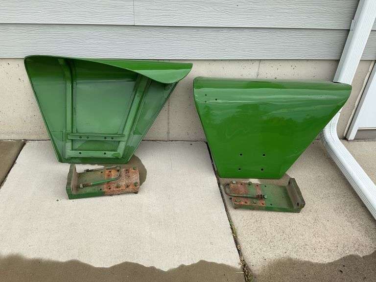 Pair of John Deere Flat Top fenders off 4020 repainted w/ brackets