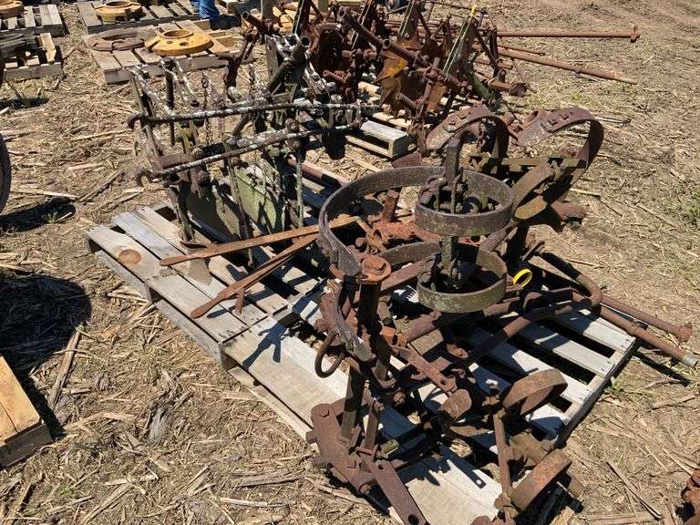JD H cultivator mounted 2 row cultivator