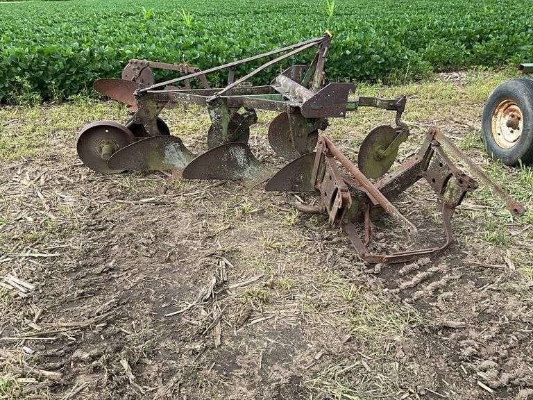 John Deere Yakima 200 3pt 3 bottom plow w/coulters w/3pt hitch attachment