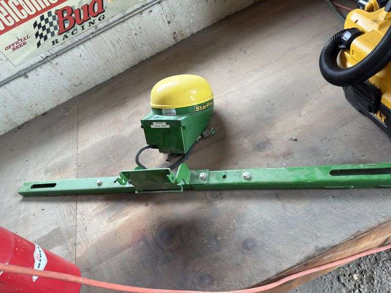 John Deere StarFire 3000 Receiver Globe, SF1, Old Style Mounts, Sells with 