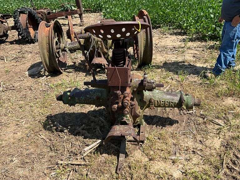 John Deere A rear housing w/cut off axles