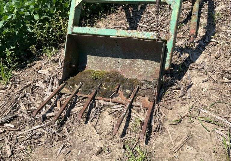 Old hydraulic loader w/manual trip