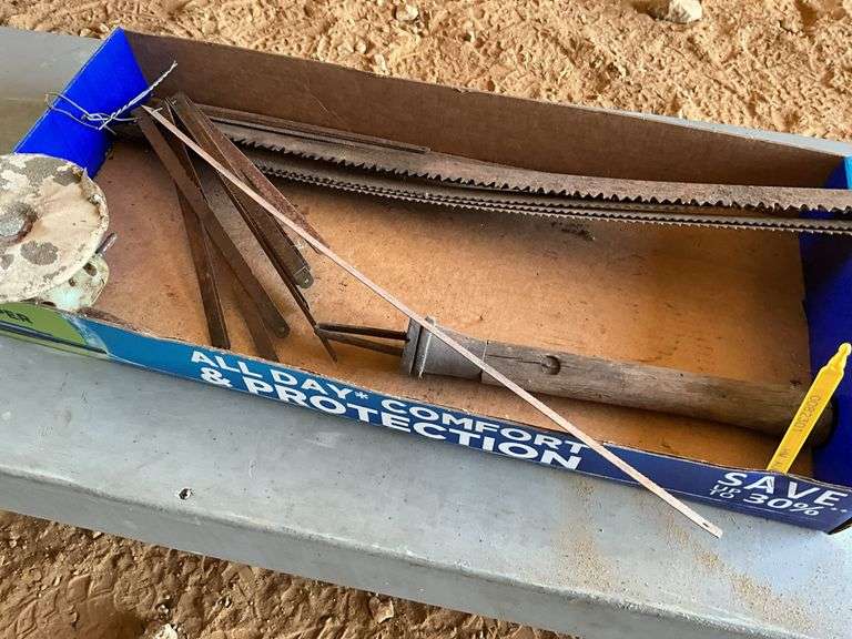 Flat of saw handles and saw blades