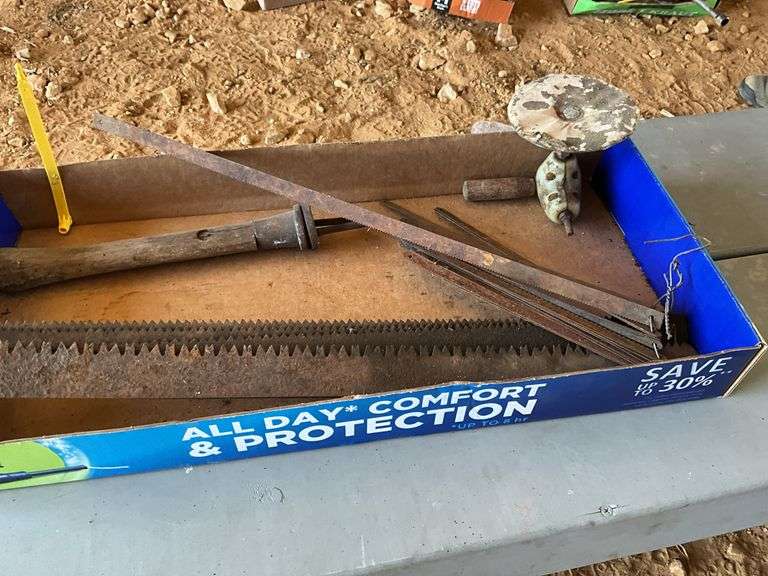 Flat of saw handles and saw blades