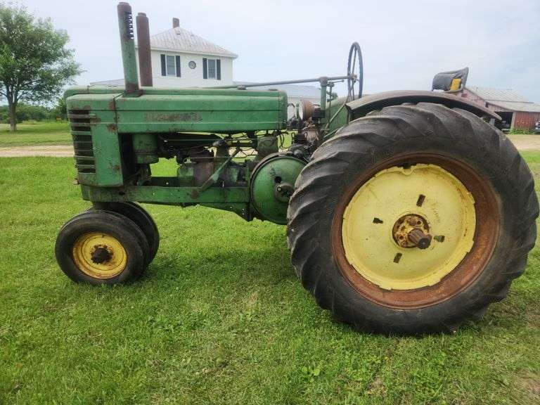 1949 John Deere G Tractor w/fenders, NF, PTO, 13x38” Tires, Runs & drives

