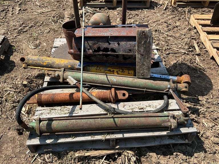 Pallet of hydraulic cylinders, pulleys & large buzz saws