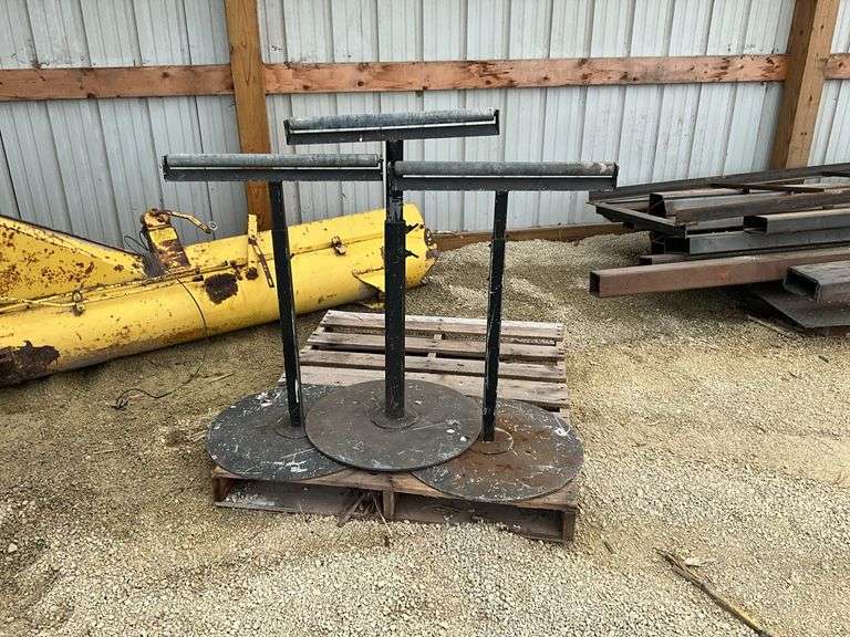 Pallet of roller stands