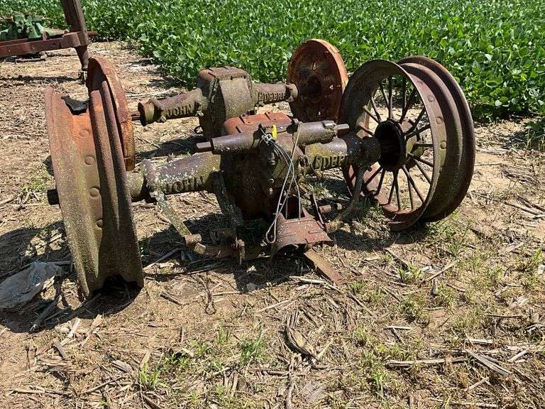 John Deere A rear end housing & axles w/round spoke metal rims; axles fit J