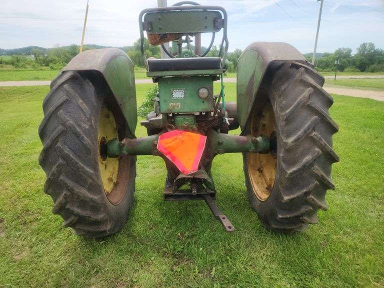 1949 John Deere G Tractor w/fenders, NF, PTO, 13x38” Tires, Runs & drives


