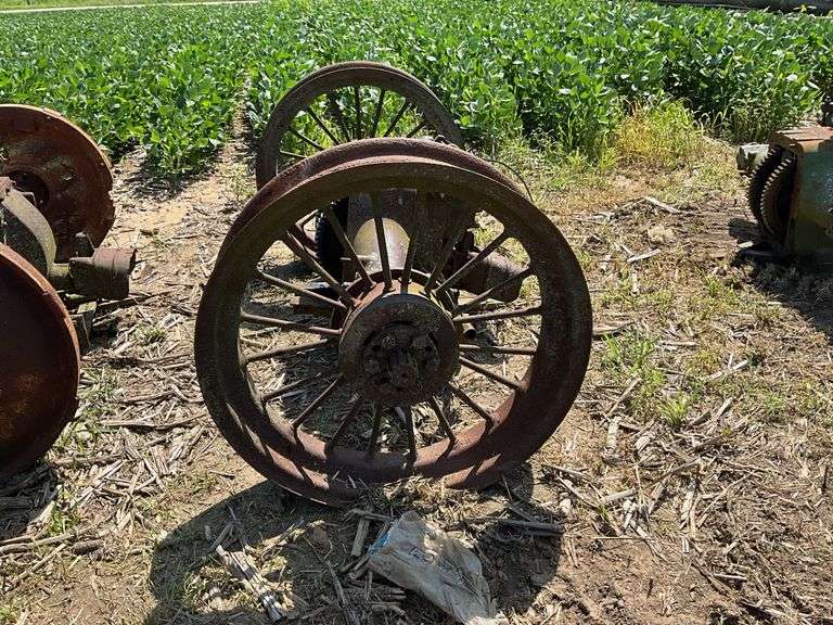 John Deere A rear end housing & axles w/round spoke metal rims; axles fit J