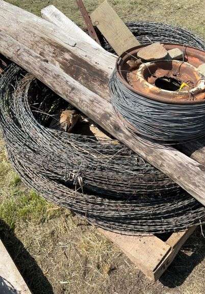 Pallet do Barbwire, Smooth wire and wood posts