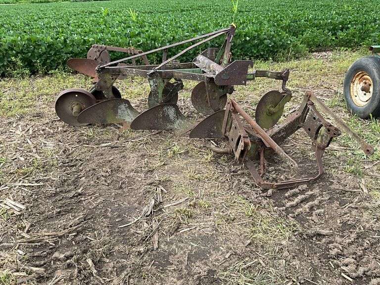 John Deere Yakima 200 3pt 3 bottom plow w/coulters w/3pt hitch attachment