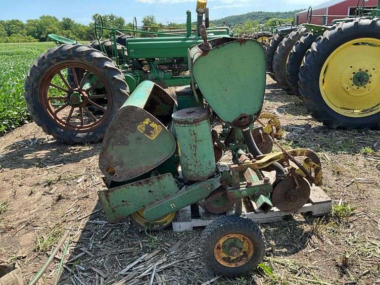 John Deere 2 row model #71 corn planter w/fertilizer
